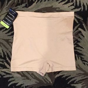 NWT Ellen Tracy Nude Body Shaping Shorts
